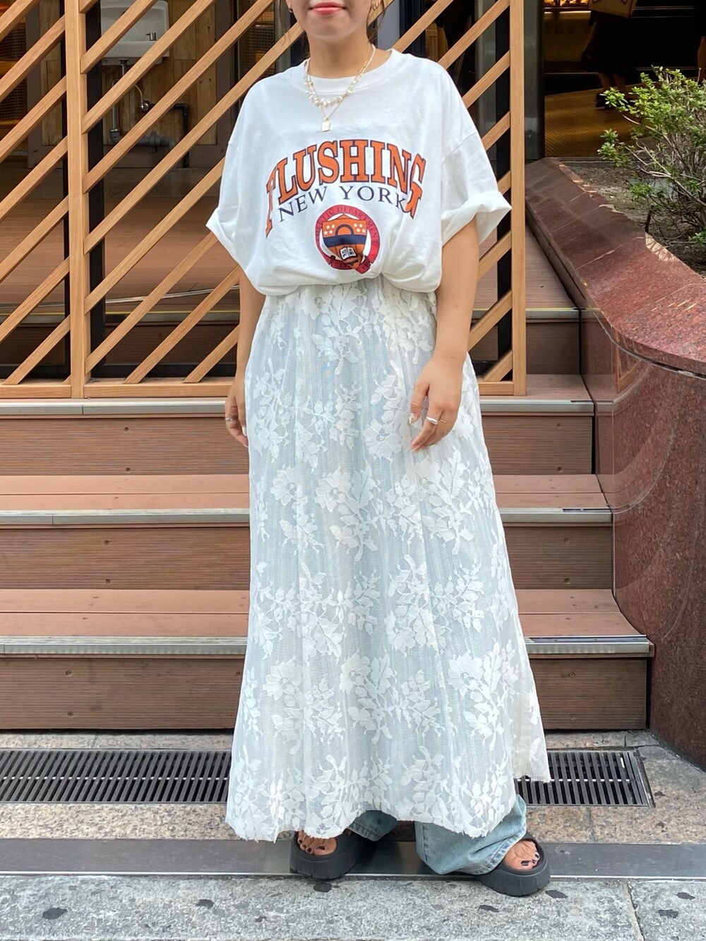 ホワイト系のTシャツ/カットソー、ホワイト系のワンピースを着用したレディースの秋コーディネートの5枚目の写真