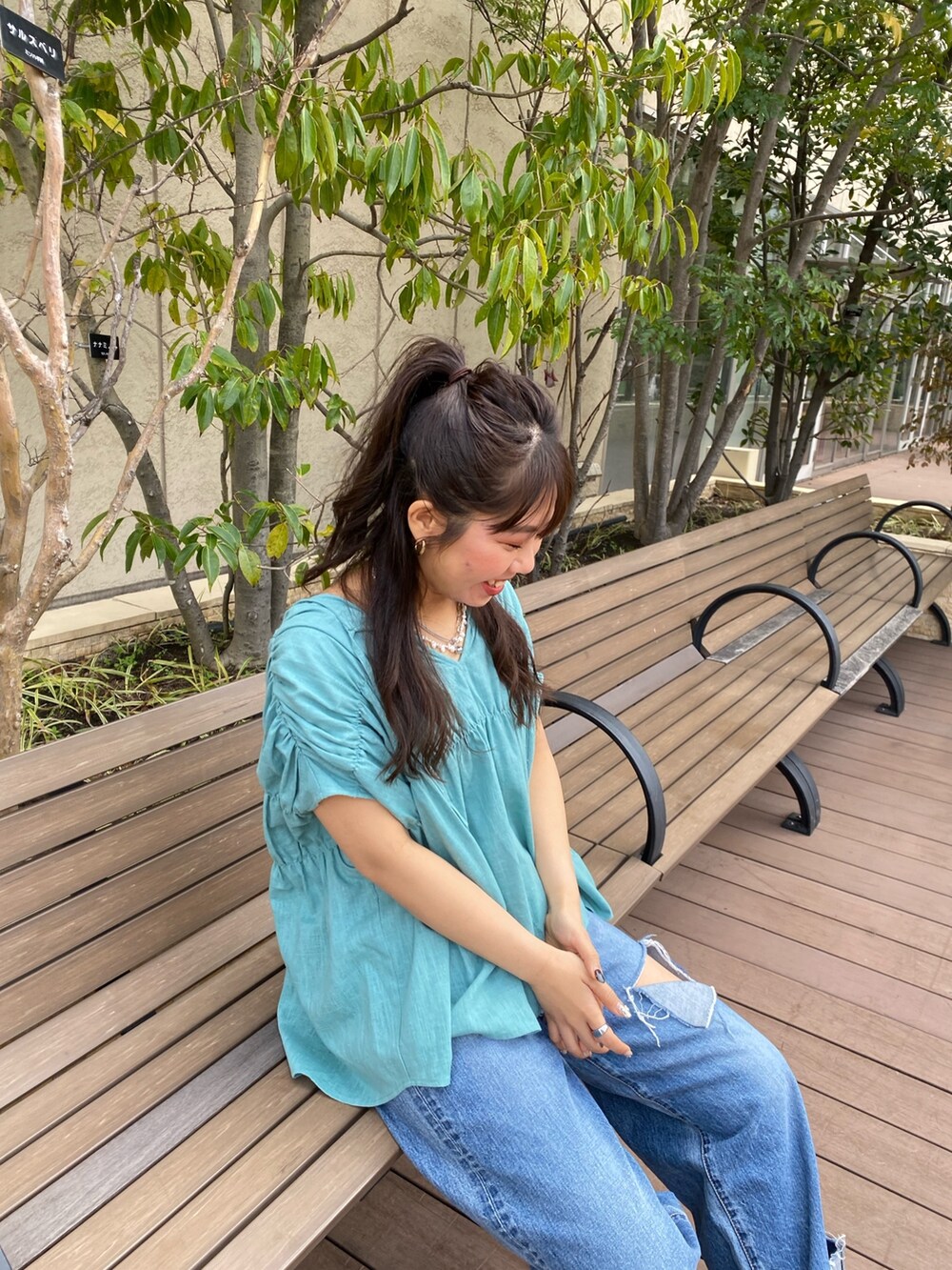 ブルー系のシャツ/ブラウス、ブルー系のデニムパンツを着用したレディースの春コーディネートの6枚目の写真