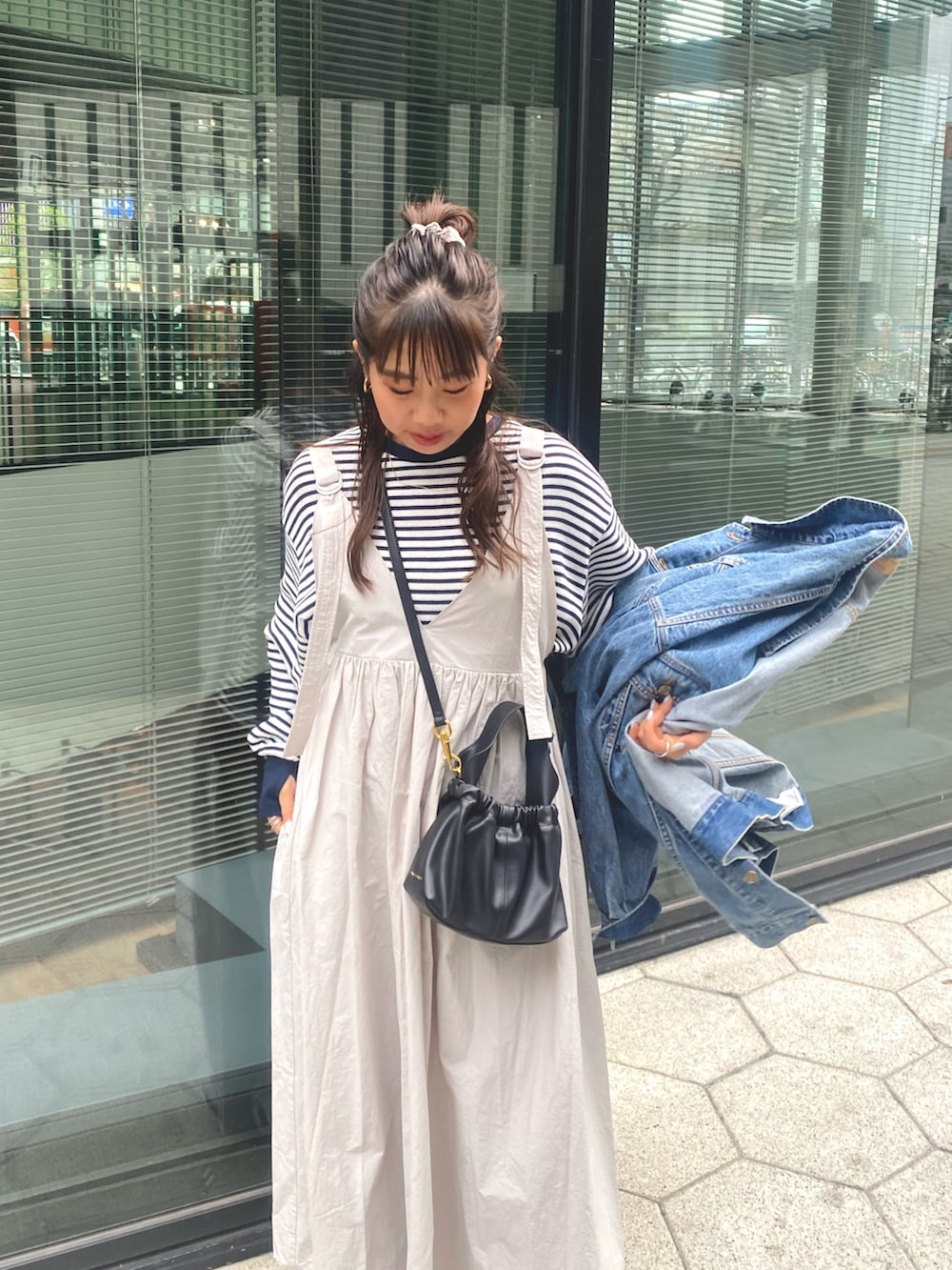 ブルー系のデニムジャケット、グレー系のワンピース、ブルー系のTシャツ/カットソーを着用したレディースの冬コーディネートの6枚目の写真