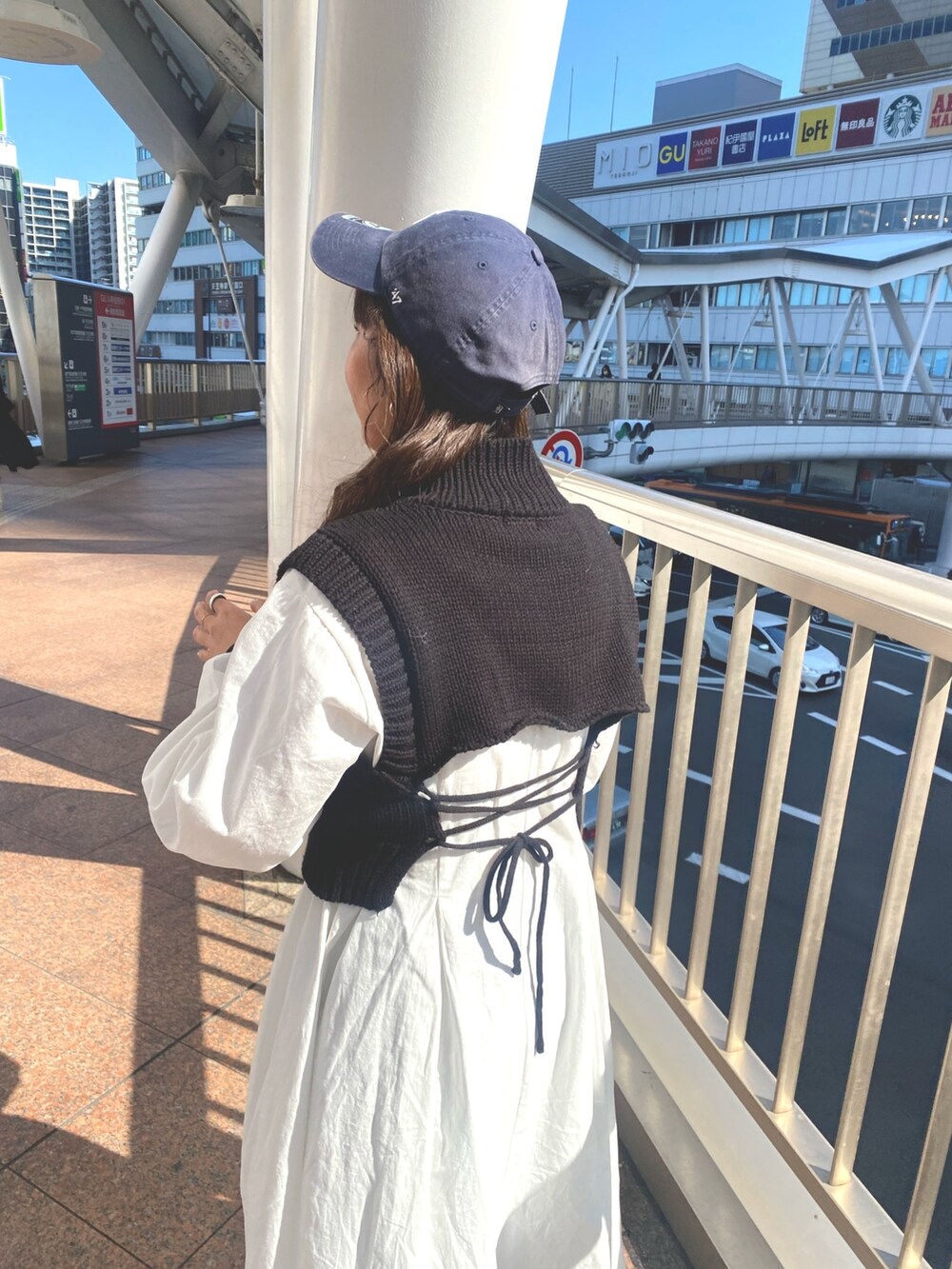 ブラック系のワンピースを着用したレディースの冬コーディネートの7枚目の写真