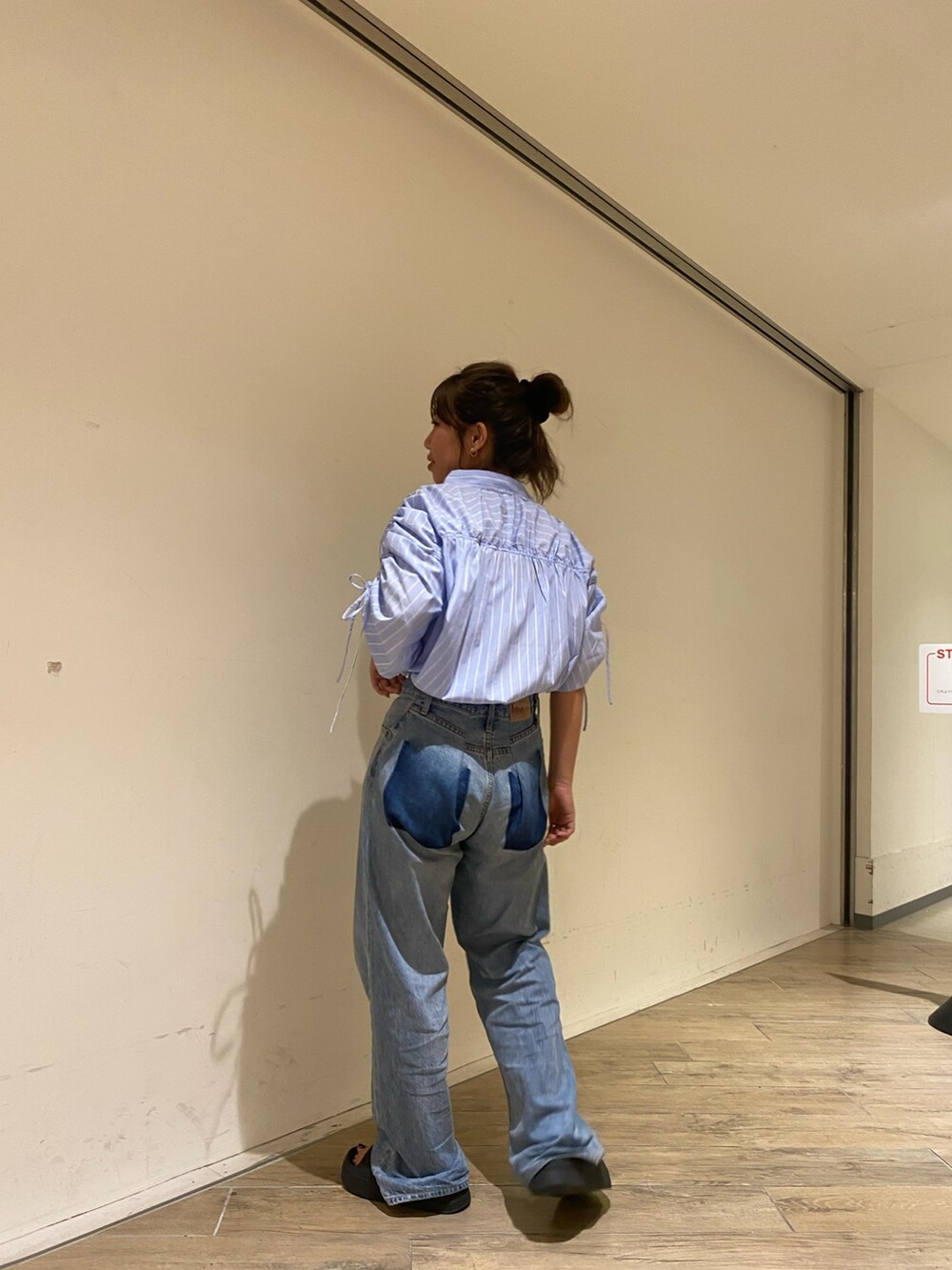 その他のシャツ/ブラウス、ブルー系のデニムパンツを着用したレディースの夏コーディネートの3枚目の写真