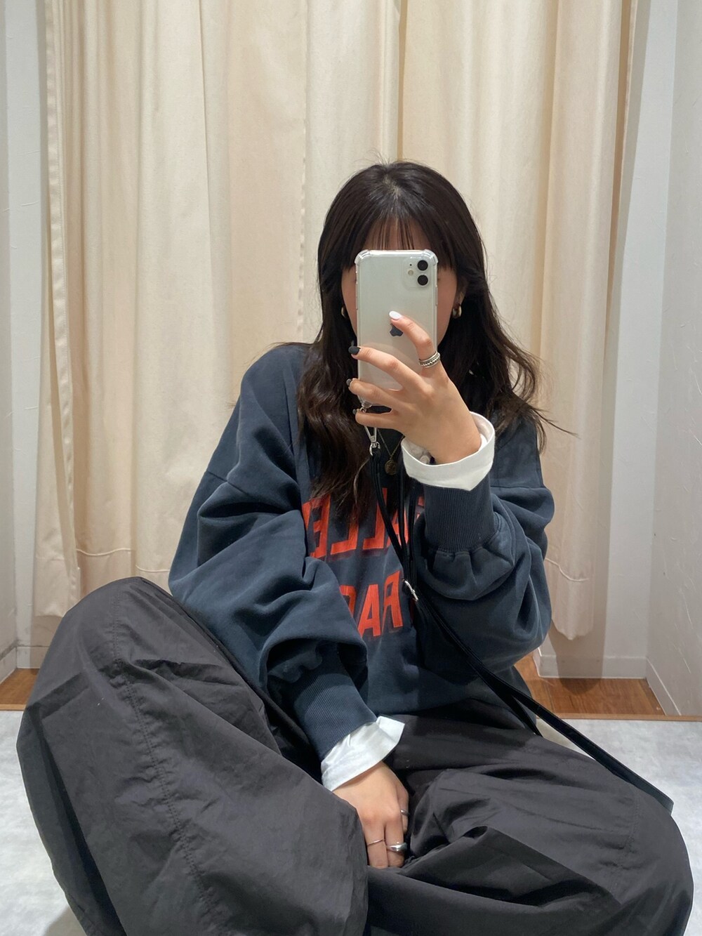 グレー系のスウェット、グレー系のその他パンツ、ホワイト系のTシャツ/カットソーを着用したレディースの冬コーディネートの6枚目の写真