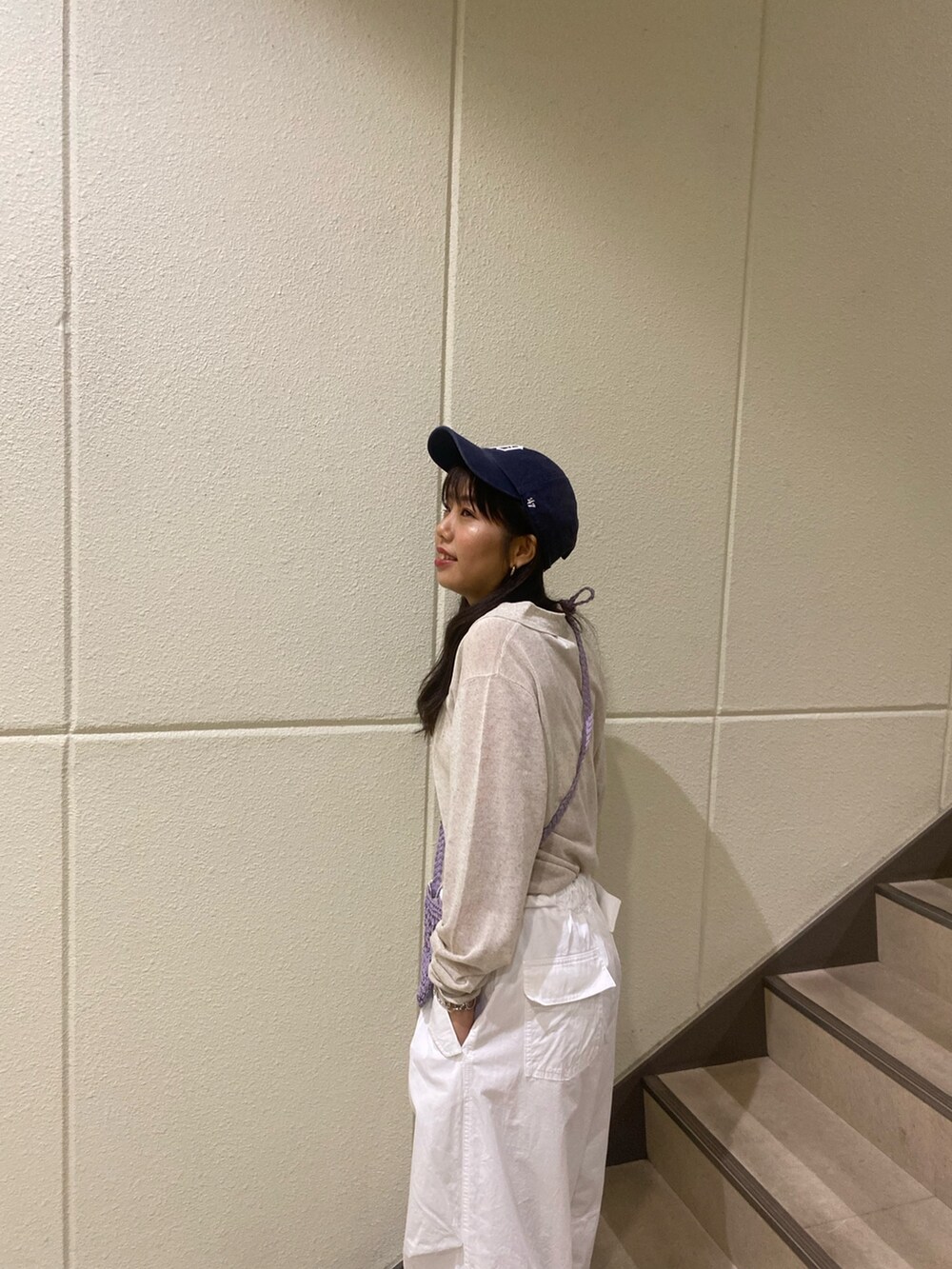 ホワイト系のカーディガン/ボレロ、ホワイト系のその他パンツ、パープル系のショルダーバッグを着用したレディースの春コーディネートの7枚目の写真