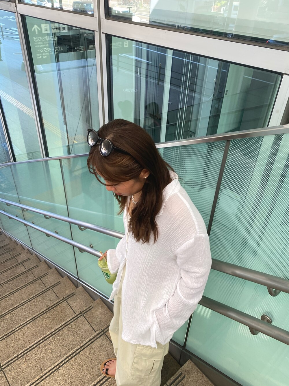 ホワイト系のシャツ/ブラウス、ホワイト系のカーゴパンツを着用したレディースの夏コーディネートの4枚目の写真