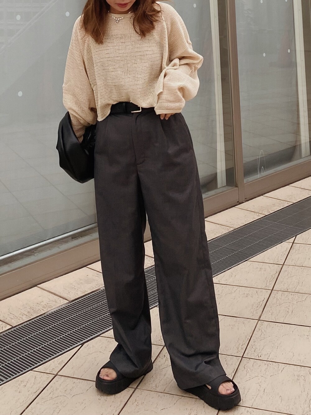 ホワイト系のTシャツ/カットソーを着用したレディースの夏コーディネートの3枚目の写真