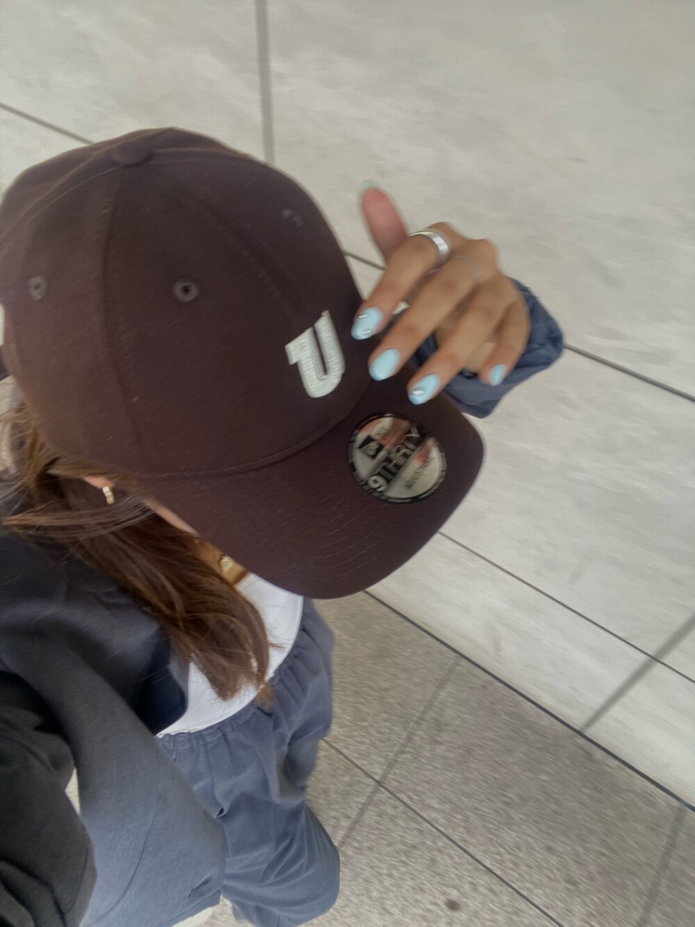 グレー系のテーラードジャケット、グレー系のその他パンツ、ブラウン系のキャップを着用したレディースの秋コーディネートの5枚目の写真