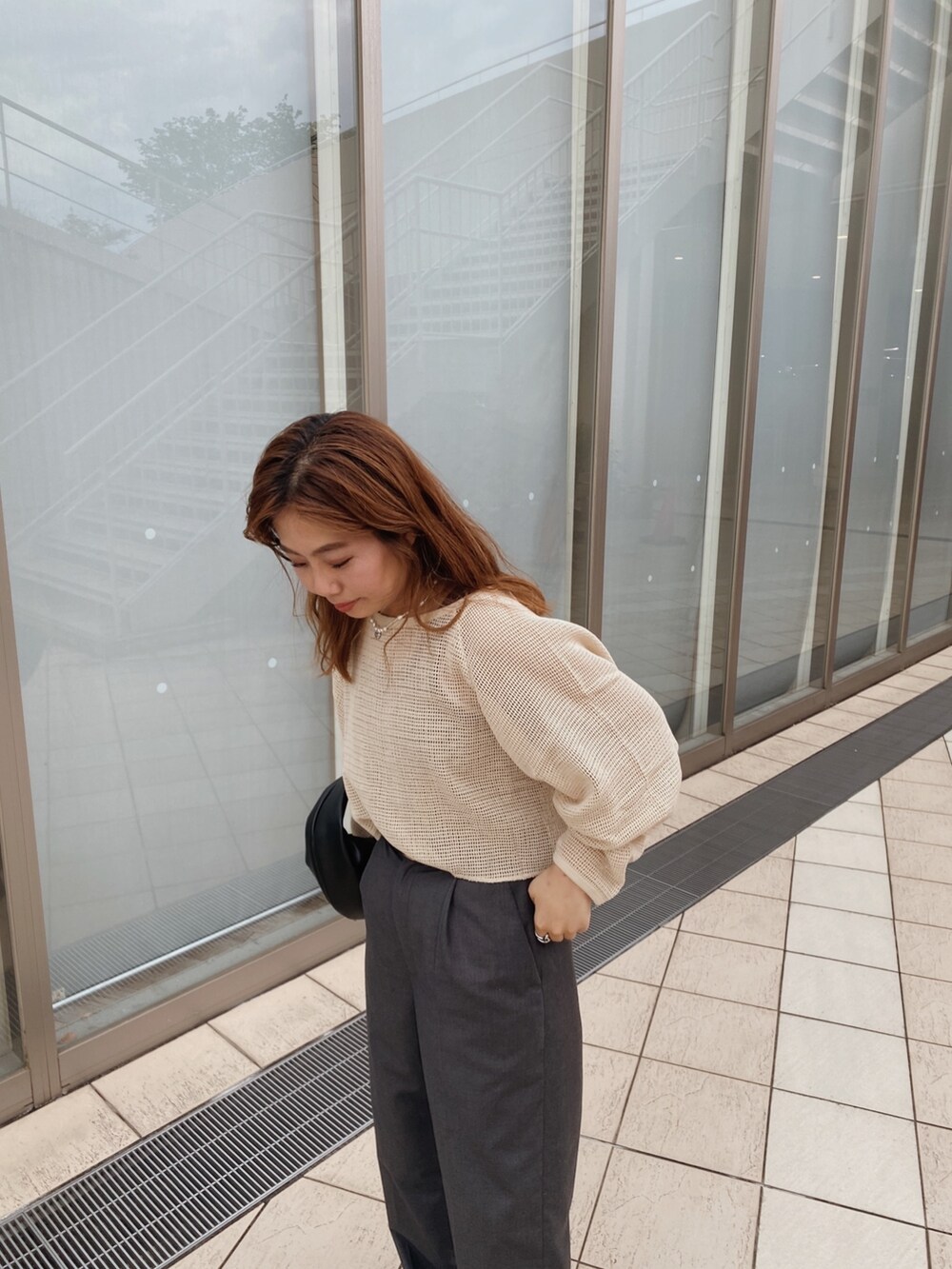 ホワイト系のTシャツ/カットソーを着用したレディースの夏コーディネートの2枚目の写真