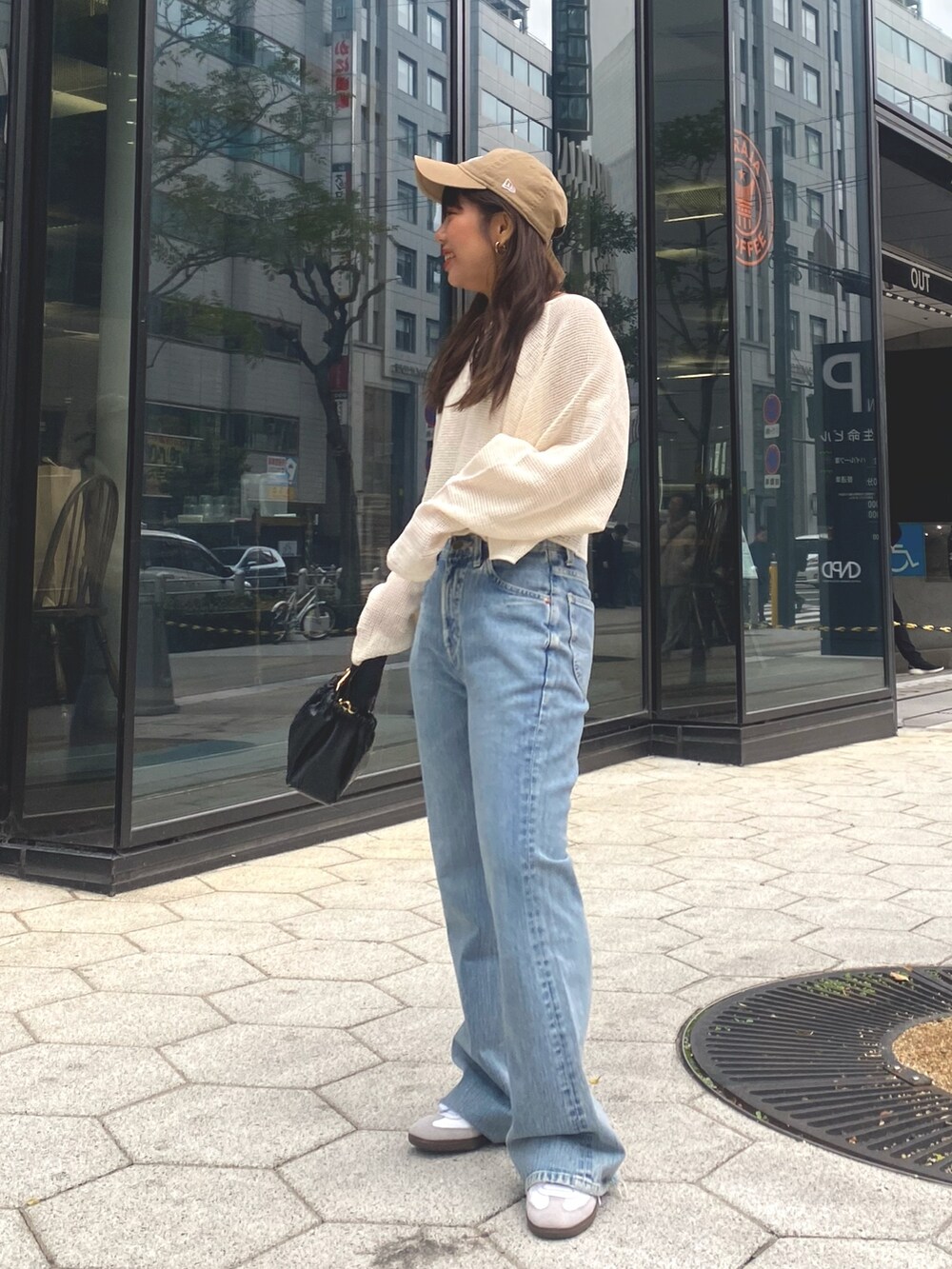 ホワイト系のTシャツ/カットソー、ブルー系のデニムパンツを着用したレディースの冬コーディネートの3枚目の写真