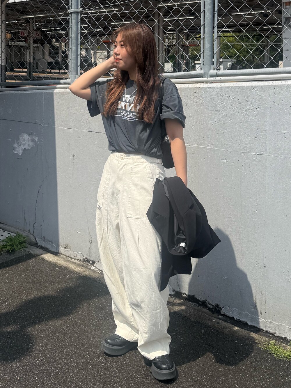 グレー系のTシャツ/カットソー、ホワイト系のその他パンツを着用したレディースの春コーディネートの4枚目の写真