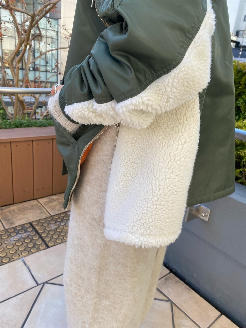 グリーン系のMA-1、ホワイト系のワンピースを着用したレディースの秋コーディネートの4枚目の写真