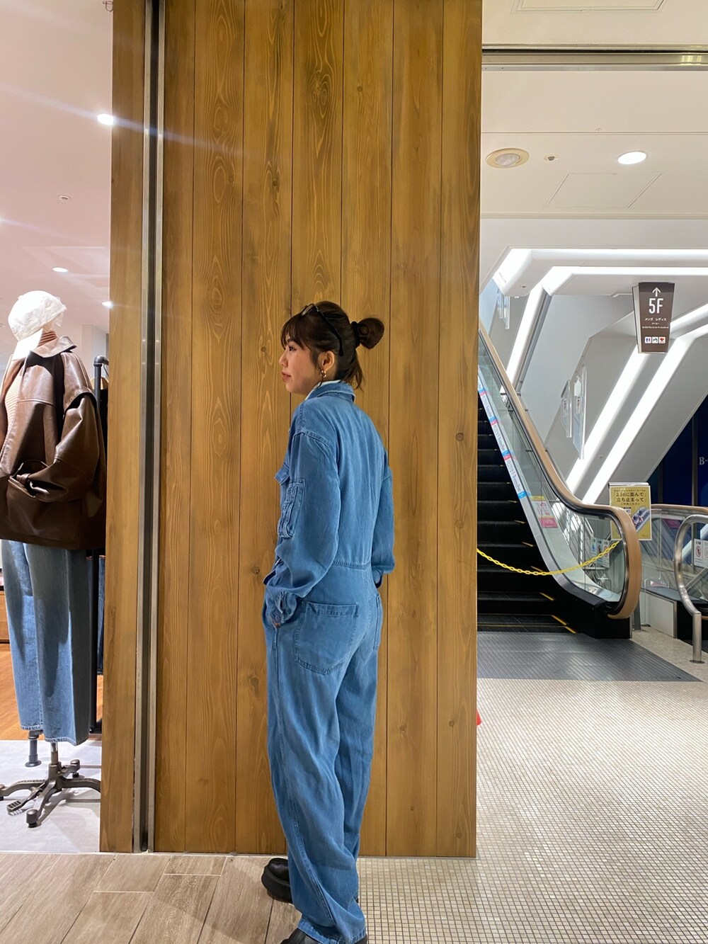 ブルー系のつなぎ/オールインワン、ブルー系のTシャツ/カットソーを着用したレディースの冬コーディネートの2枚目の写真