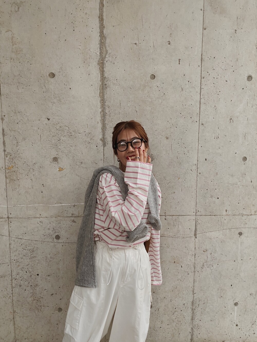 グレー系のニット/セーター、ブルー系のTシャツ/カットソー、ブルー系のエコバッグ/サブバッグを着用したレディースの冬コーディネートの3枚目の写真