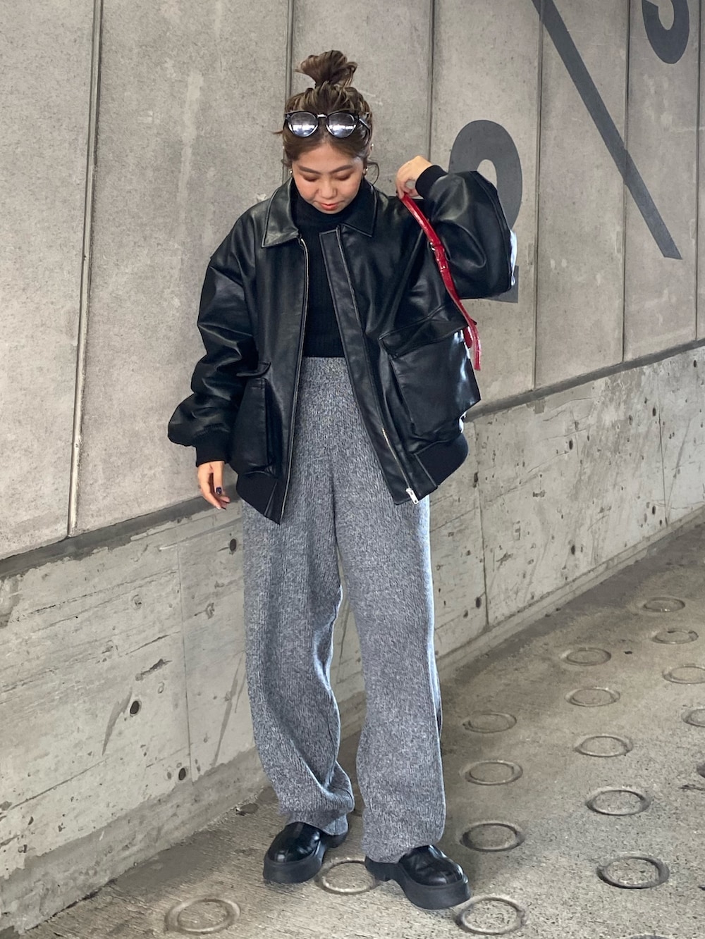 ブラック系のブルゾン、グレー系のその他パンツ、ブラック系のニット/セーターを着用したレディースの冬コーディネートの4枚目の写真