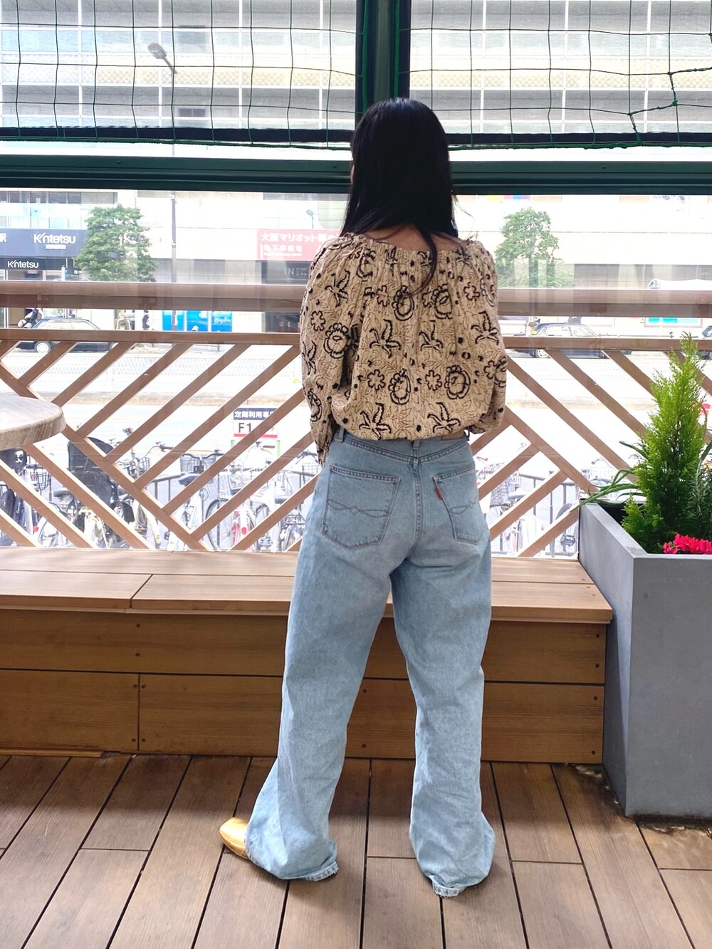 その他のシャツ/ブラウス、ブルー系のデニムパンツ、ゴールド系のパンプスを着用したレディースの春コーディネートの3枚目の写真