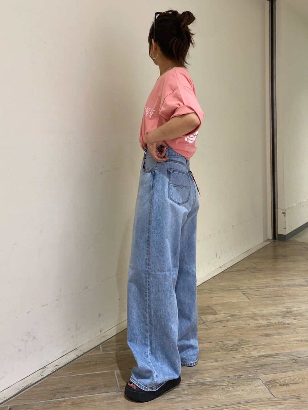 ピンク系のTシャツ/カットソー、ブルー系のデニムパンツを着用したレディースの夏コーディネートの2枚目の写真