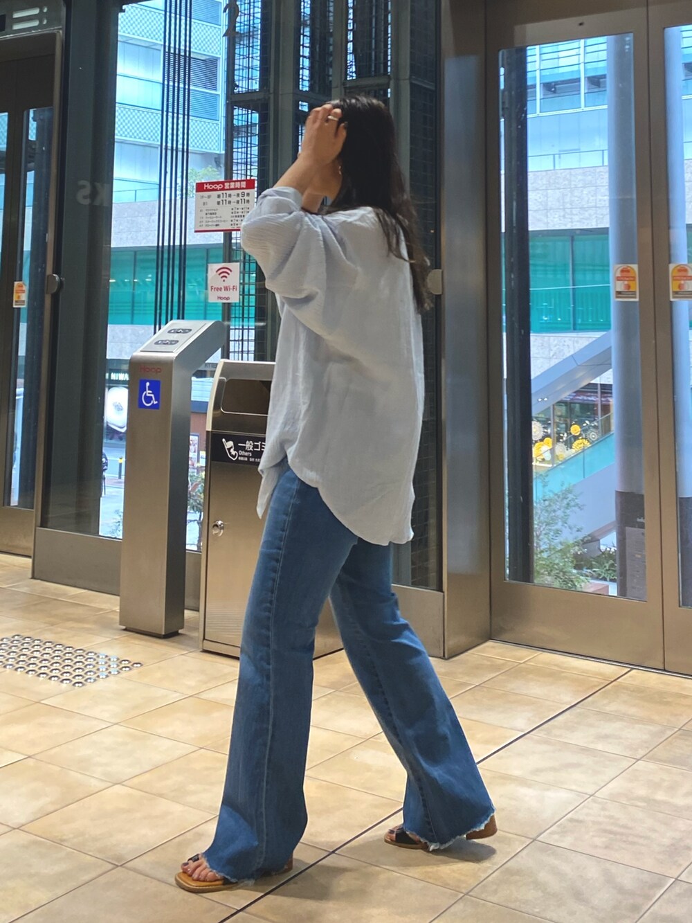 ブルー系のシャツ/ブラウス、ブルー系のデニムパンツ、ホワイト系のキャミソールを着用したレディースの春コーディネートの4枚目の写真