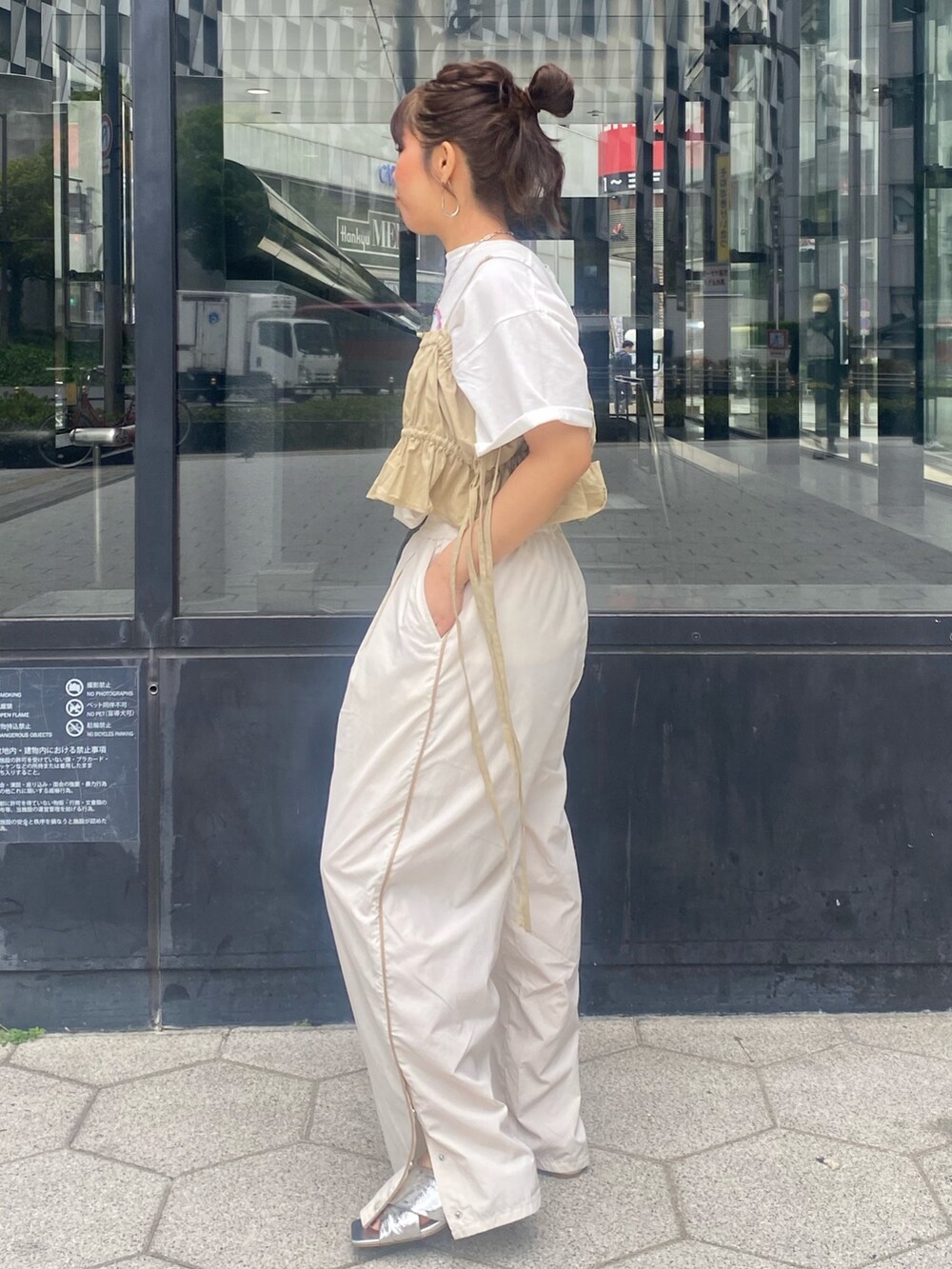 ホワイト系のTシャツ/カットソー、ホワイト系のその他パンツ、シルバー系のサンダルを着用したレディースの春コーディネートの2枚目の写真