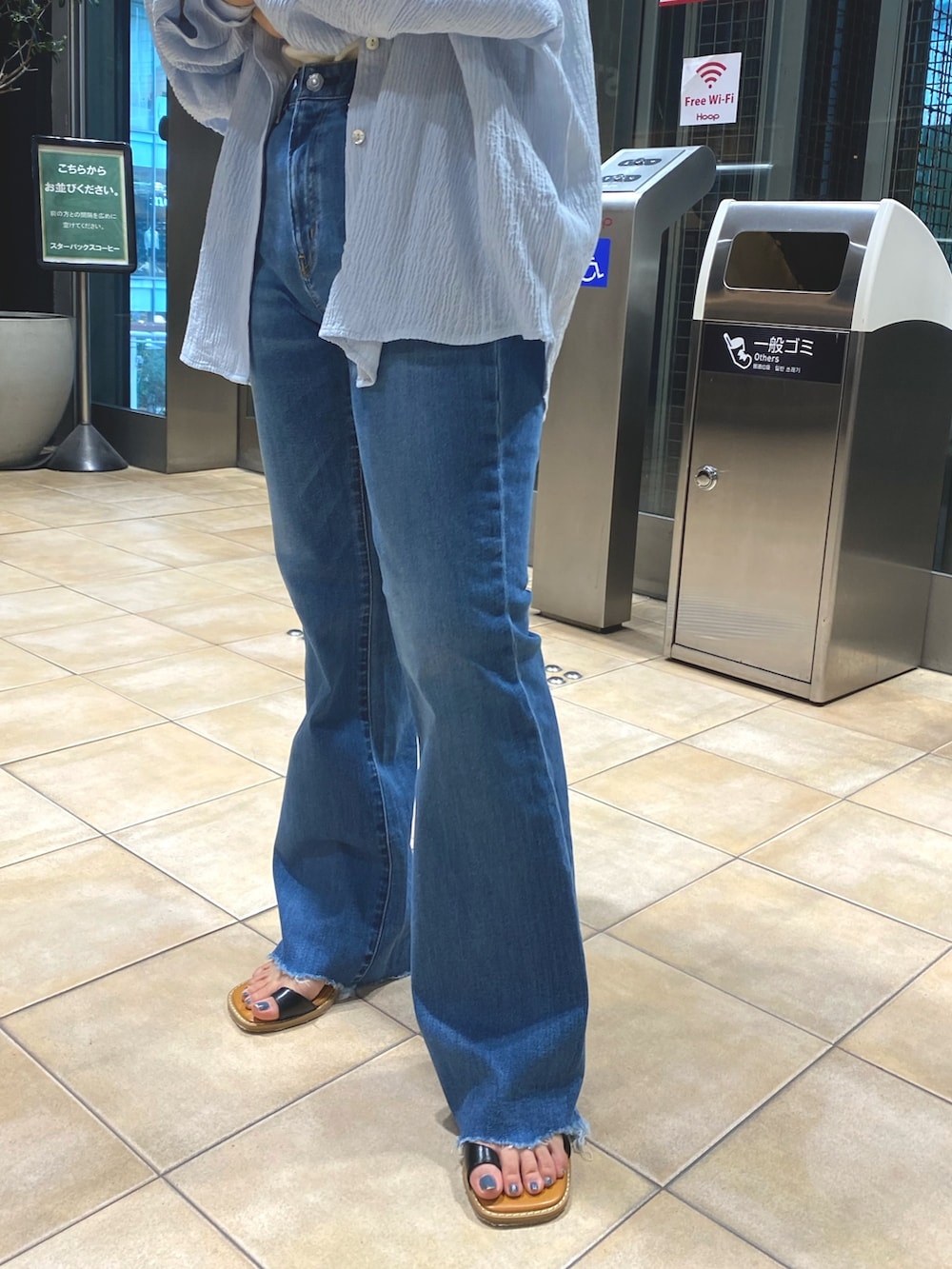 ブルー系のシャツ/ブラウス、ブルー系のデニムパンツ、ホワイト系のキャミソールを着用したレディースの春コーディネートの8枚目の写真