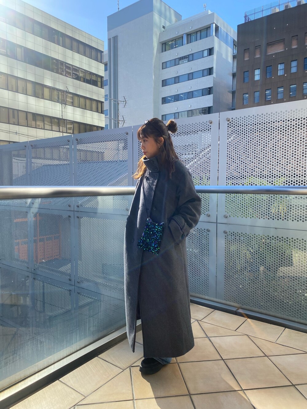 グレー系のその他アウター、ブルー系のデニムパンツ、グリーン系のショルダーバッグを着用したレディースの秋コーディネートの3枚目の写真