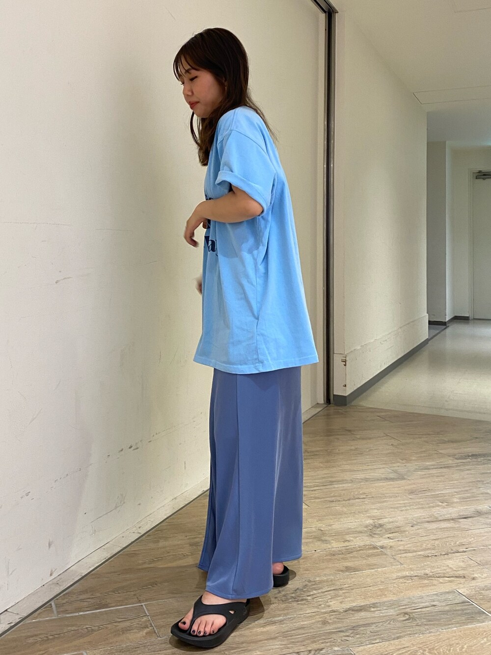 ブルー系のTシャツ/カットソー、ブルー系のスカートを着用したレディースの春コーディネートの2枚目の写真