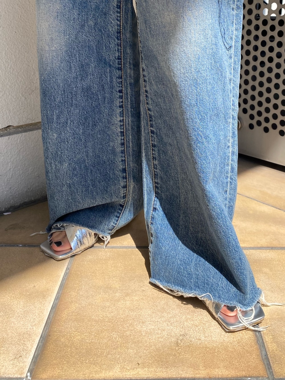 ピンク系のTシャツ/カットソー、ブルー系のキャミソール、ブルー系のデニムパンツを着用したレディースの春コーディネートの6枚目の写真