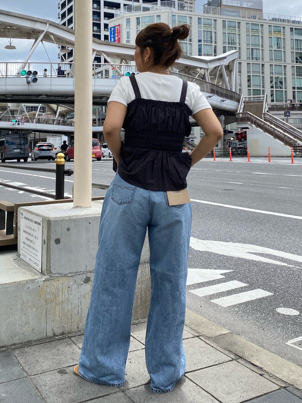 ホワイト系のTシャツ/カットソー、グレー系のキャミソール、ブルー系のデニムパンツを着用したレディースの夏コーディネートの3枚目の写真