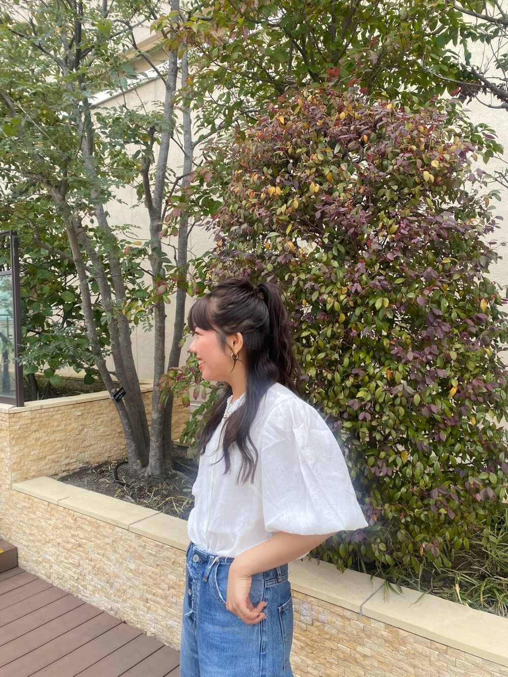 ホワイト系のシャツ/ブラウス、ブルー系のデニムパンツを着用したレディースの春コーディネートの5枚目の写真