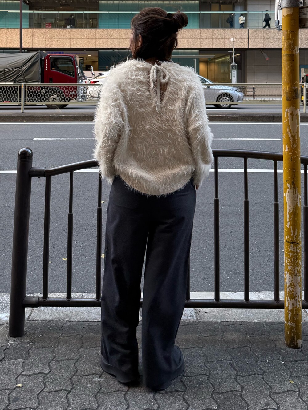 ホワイト系のニット/セーター、グレー系のその他パンツを着用したレディースの冬コーディネートの3枚目の写真