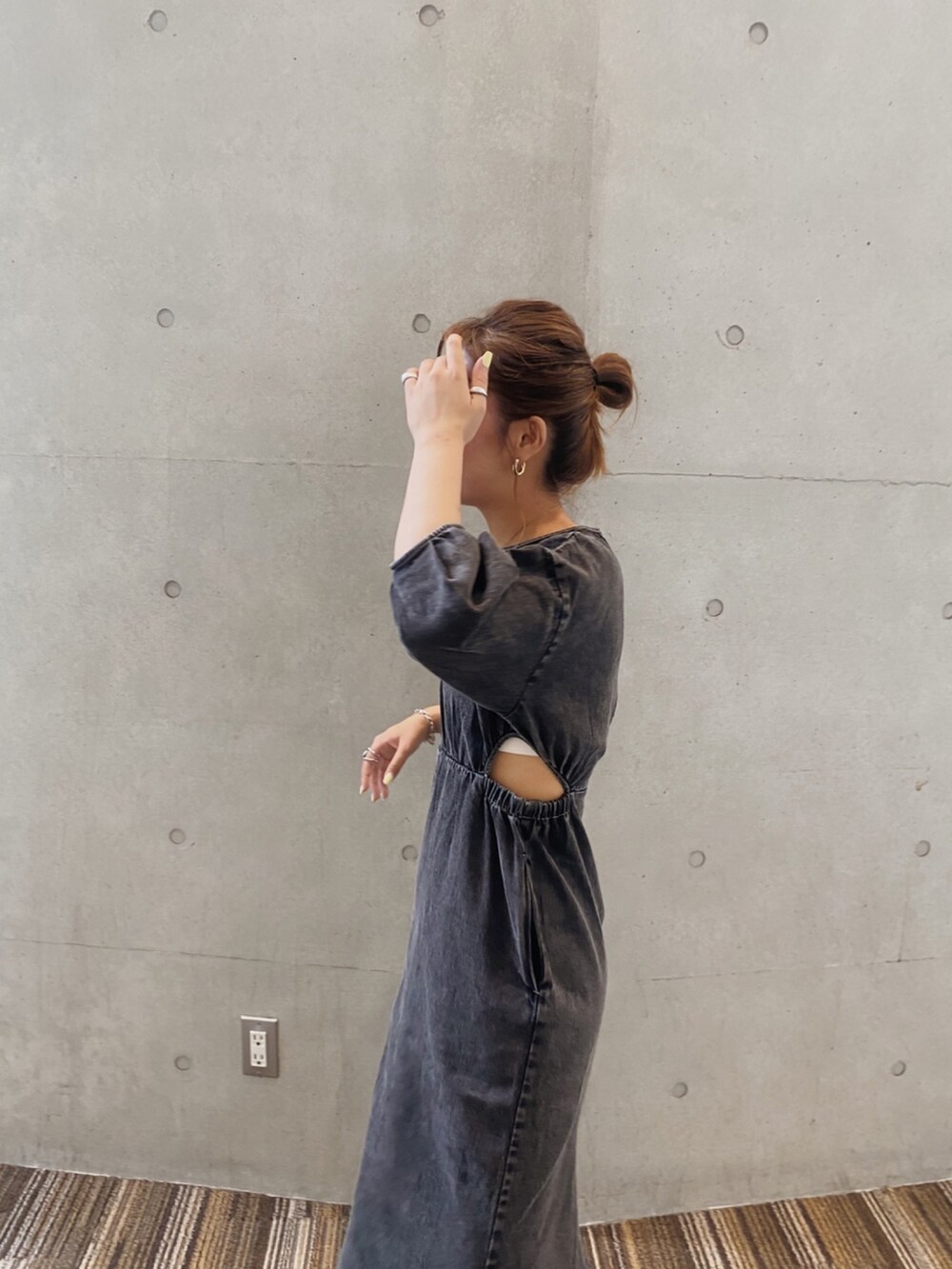 ブラック系のワンピースを着用したレディースの夏コーディネートの3枚目の写真