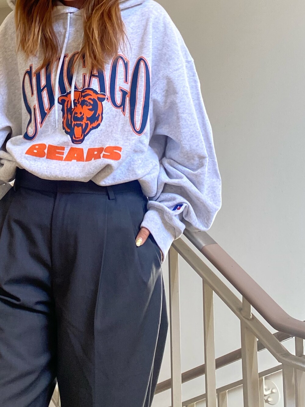 グレー系のパーカー、グレー系のその他パンツ、ブラック系のブーツを着用したレディースの秋コーディネートの6枚目の写真