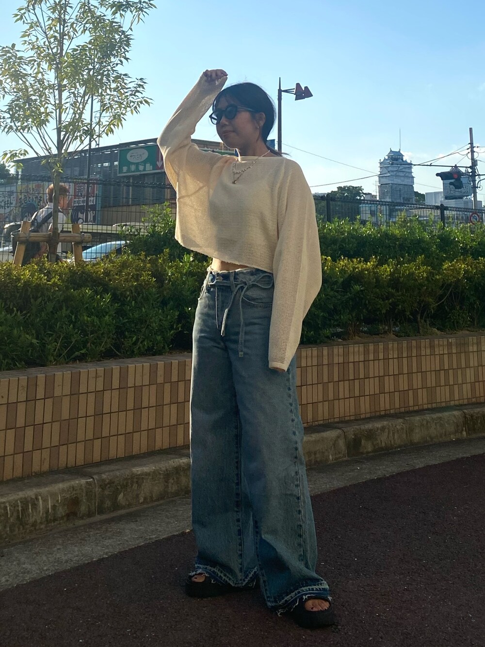 ホワイト系のTシャツ/カットソー、ブルー系のデニムパンツを着用したレディースの夏コーディネートの5枚目の写真