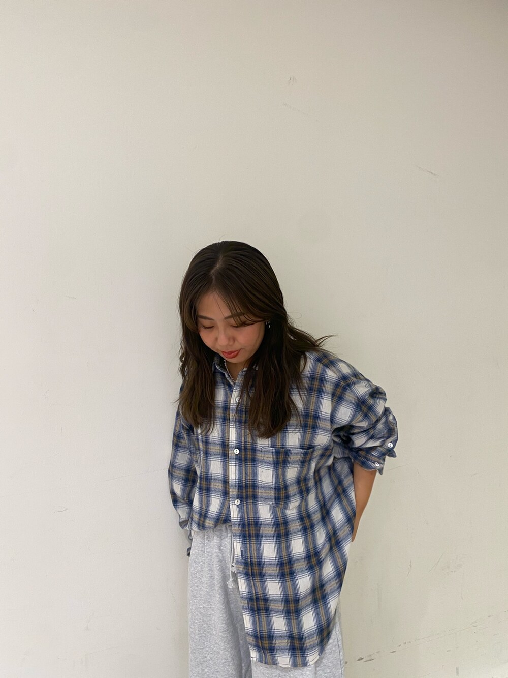 ホワイト系のシャツ/ブラウス、グレー系のスウェットパンツを着用したレディースの秋コーディネートの4枚目の写真