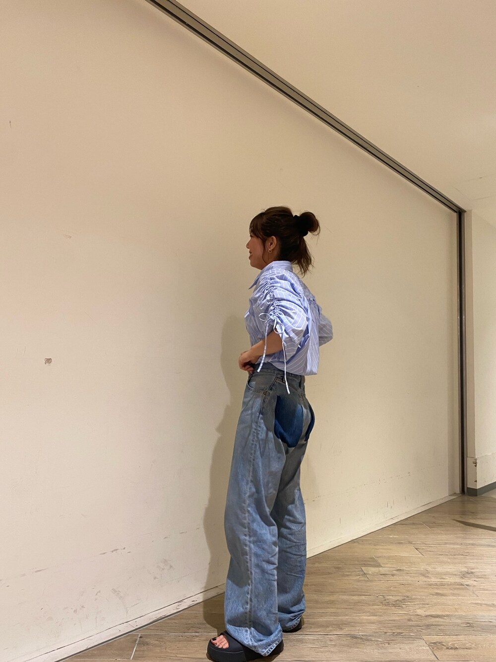 その他のシャツ/ブラウス、ブルー系のデニムパンツを着用したレディースの夏コーディネートの2枚目の写真