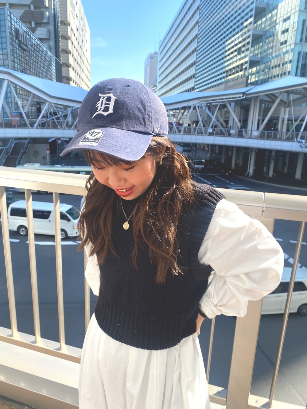 ブラック系のワンピースを着用したレディースの冬コーディネートの5枚目の写真