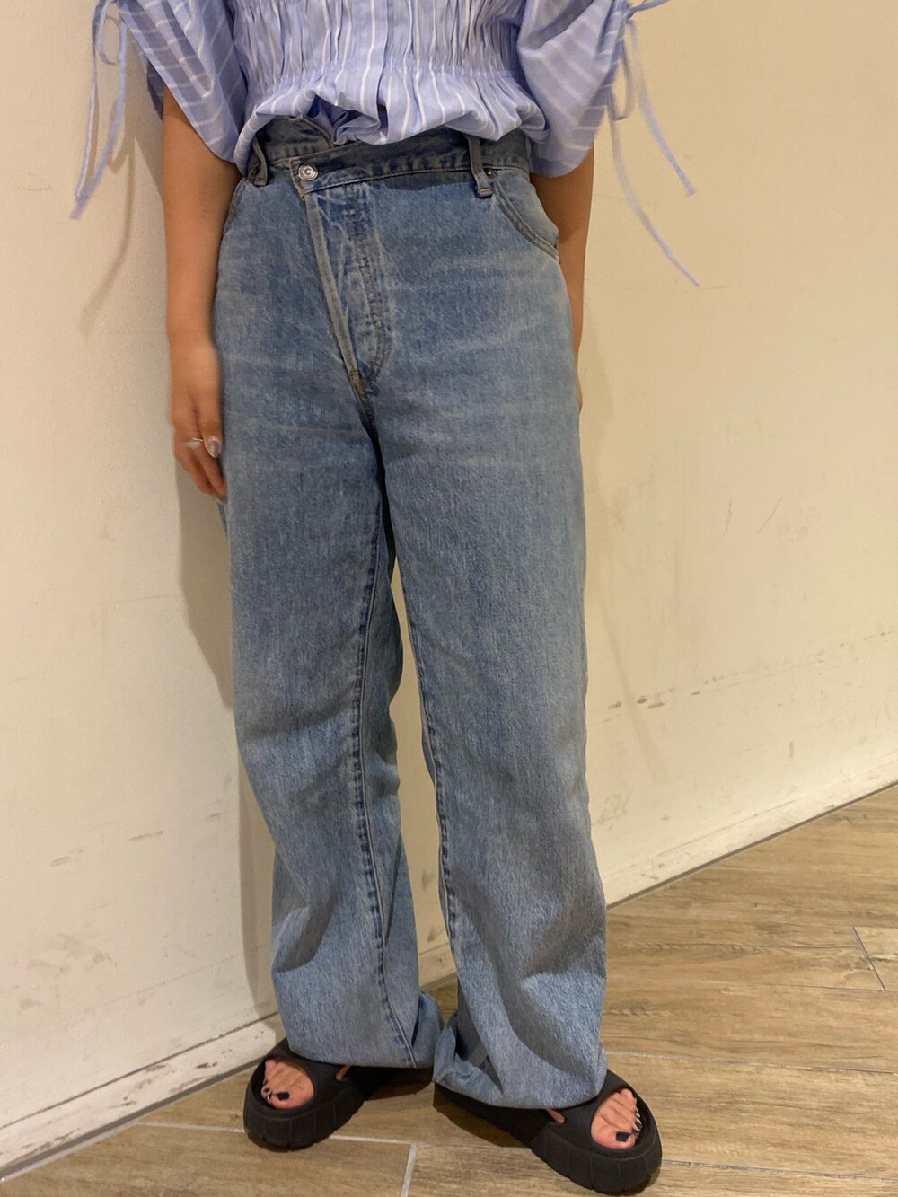 その他のシャツ/ブラウス、ブルー系のデニムパンツを着用したレディースの夏コーディネートの5枚目の写真