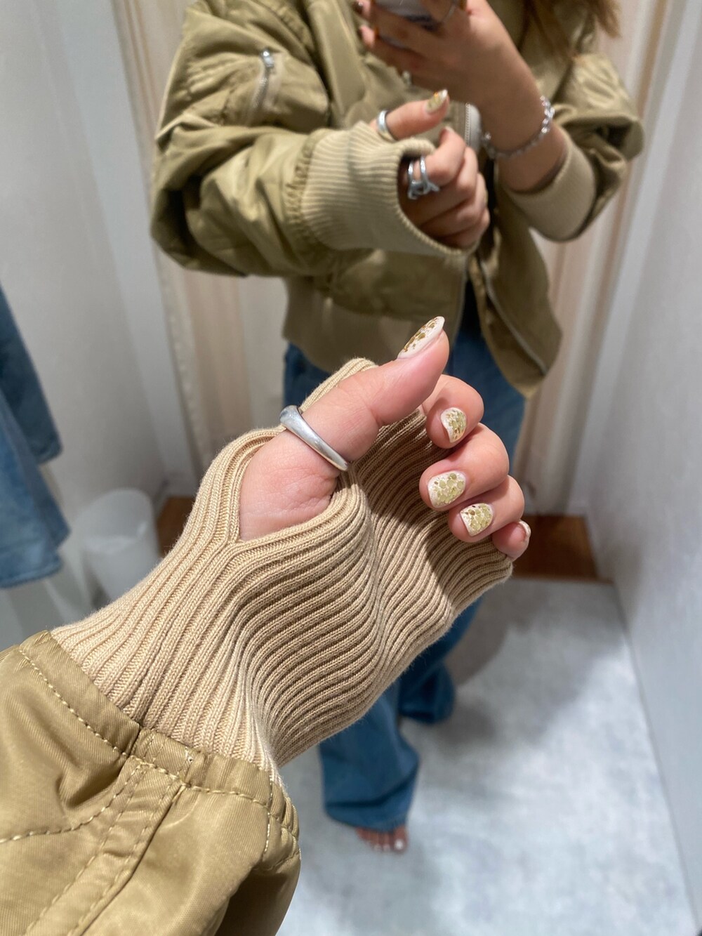 ベージュ系のブルゾン、ブルー系のデニムパンツ、ブラック系のブーツを着用したレディースの秋コーディネートの5枚目の写真