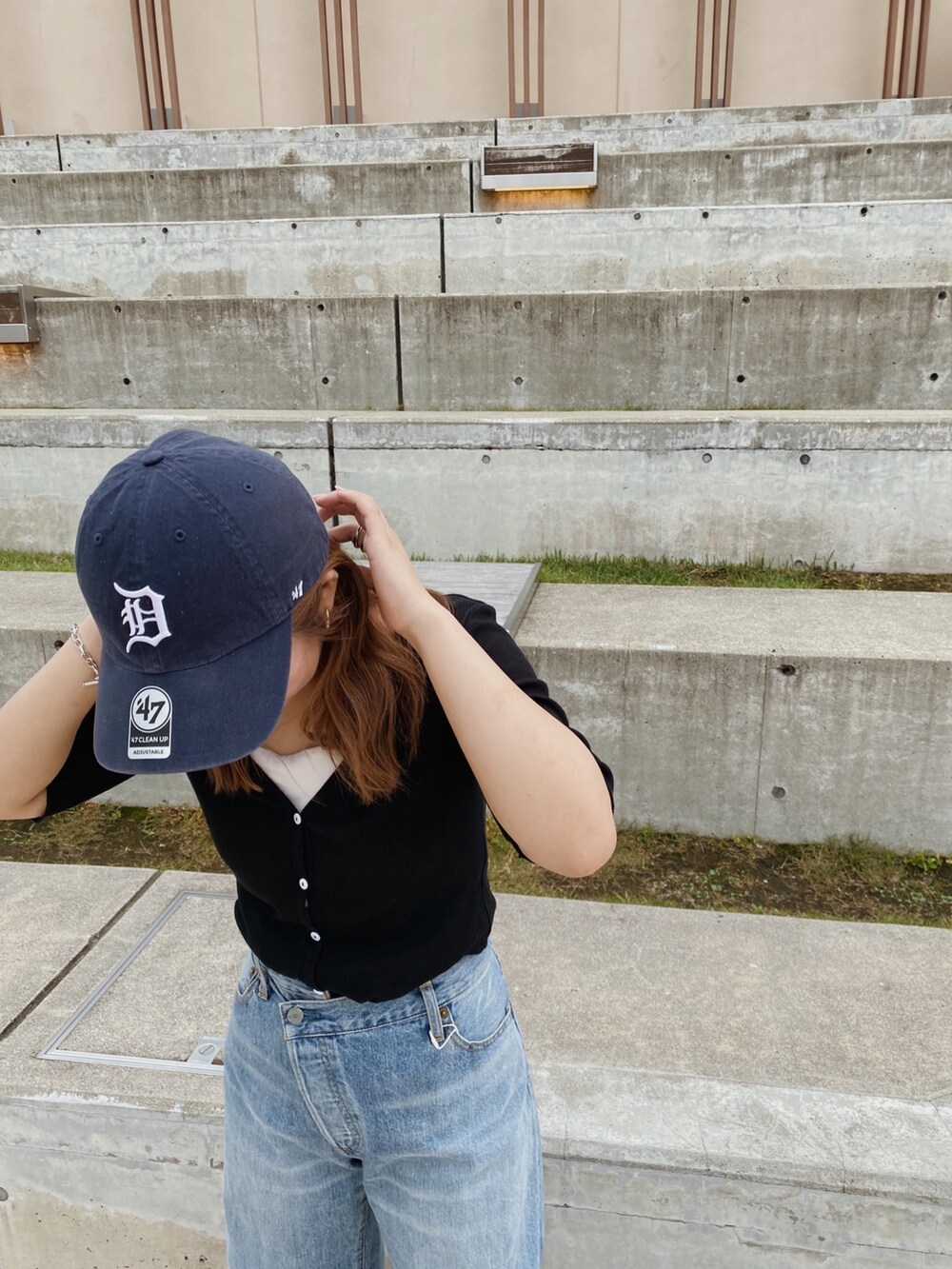 ブラック系のカーディガン/ボレロ、ブルー系のデニムパンツ、ブラック系のサンダルを着用したレディースの夏コーディネートの2枚目の写真