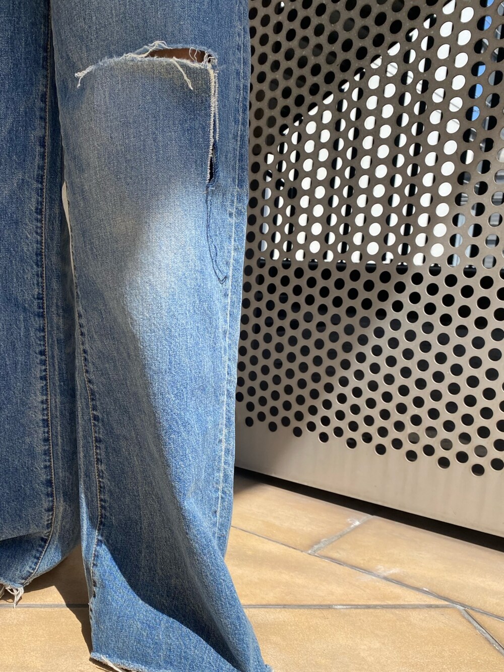 ピンク系のTシャツ/カットソー、ブルー系のキャミソール、ブルー系のデニムパンツを着用したレディースの春コーディネートの7枚目の写真