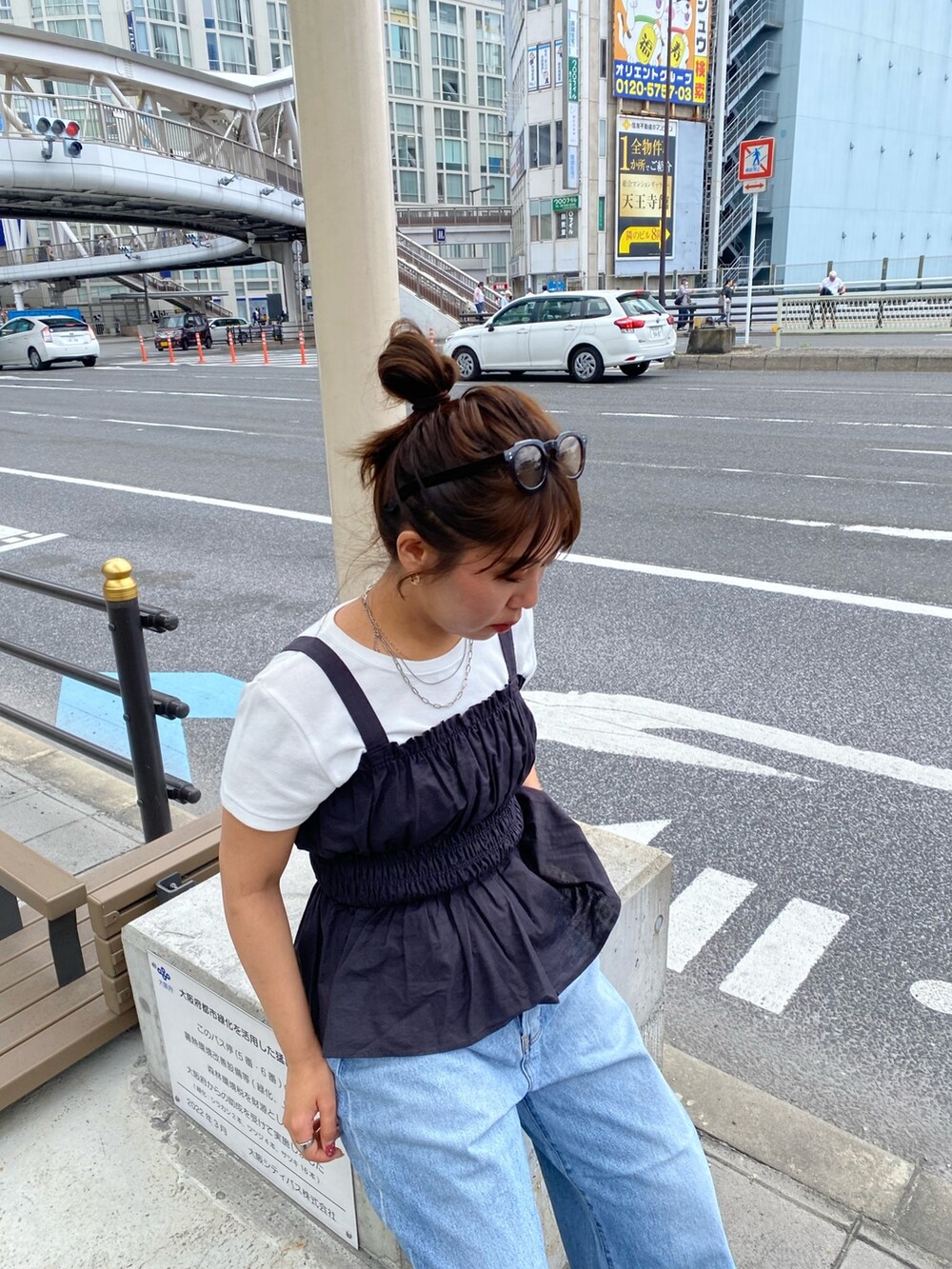 ホワイト系のTシャツ/カットソー、グレー系のキャミソール、ブルー系のデニムパンツを着用したレディースの夏コーディネートの4枚目の写真