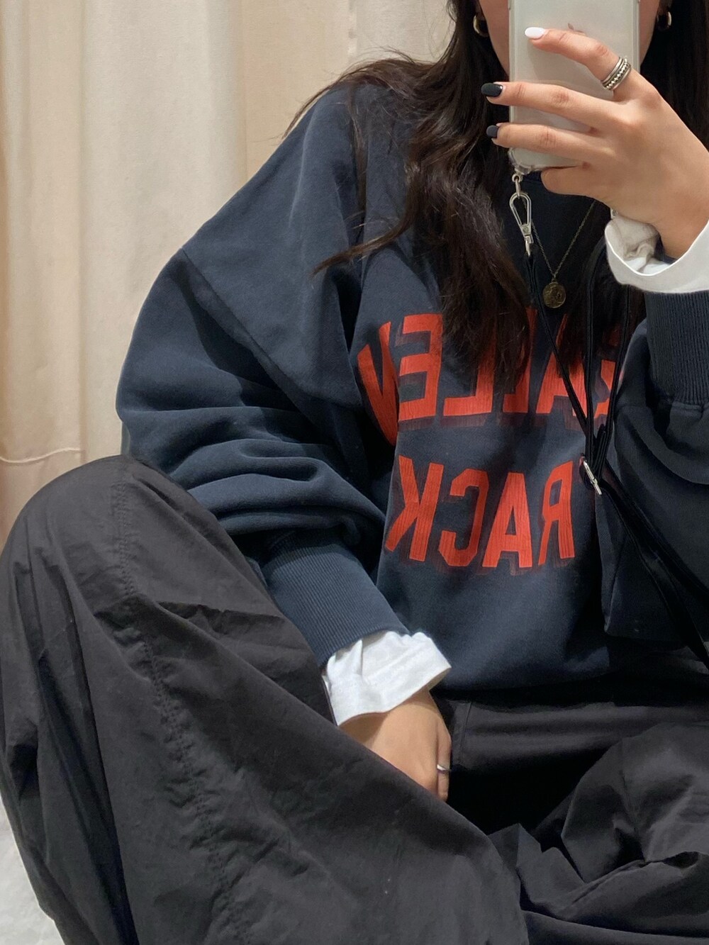 グレー系のスウェット、グレー系のその他パンツ、ホワイト系のTシャツ/カットソーを着用したレディースの冬コーディネートの7枚目の写真