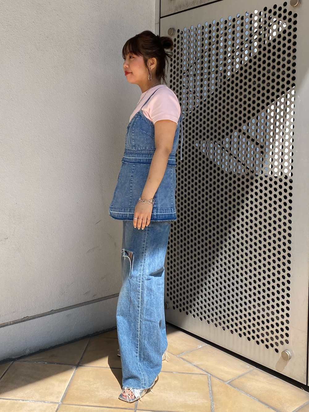 ピンク系のTシャツ/カットソー、ブルー系のキャミソール、ブルー系のデニムパンツを着用したレディースの春コーディネートの2枚目の写真