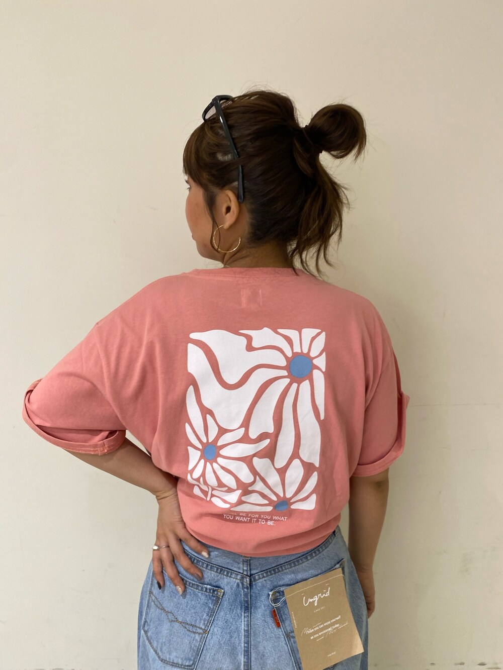 ピンク系のTシャツ/カットソー、ブルー系のデニムパンツを着用したレディースの夏コーディネートの5枚目の写真