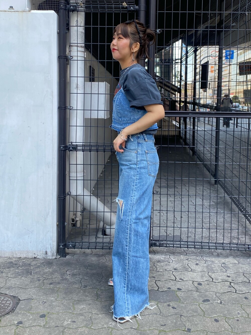 ブルー系のデニムパンツ、グレー系のTシャツ/カットソー、ブルー系のキャミソールを着用したレディースの春コーディネートの2枚目の写真