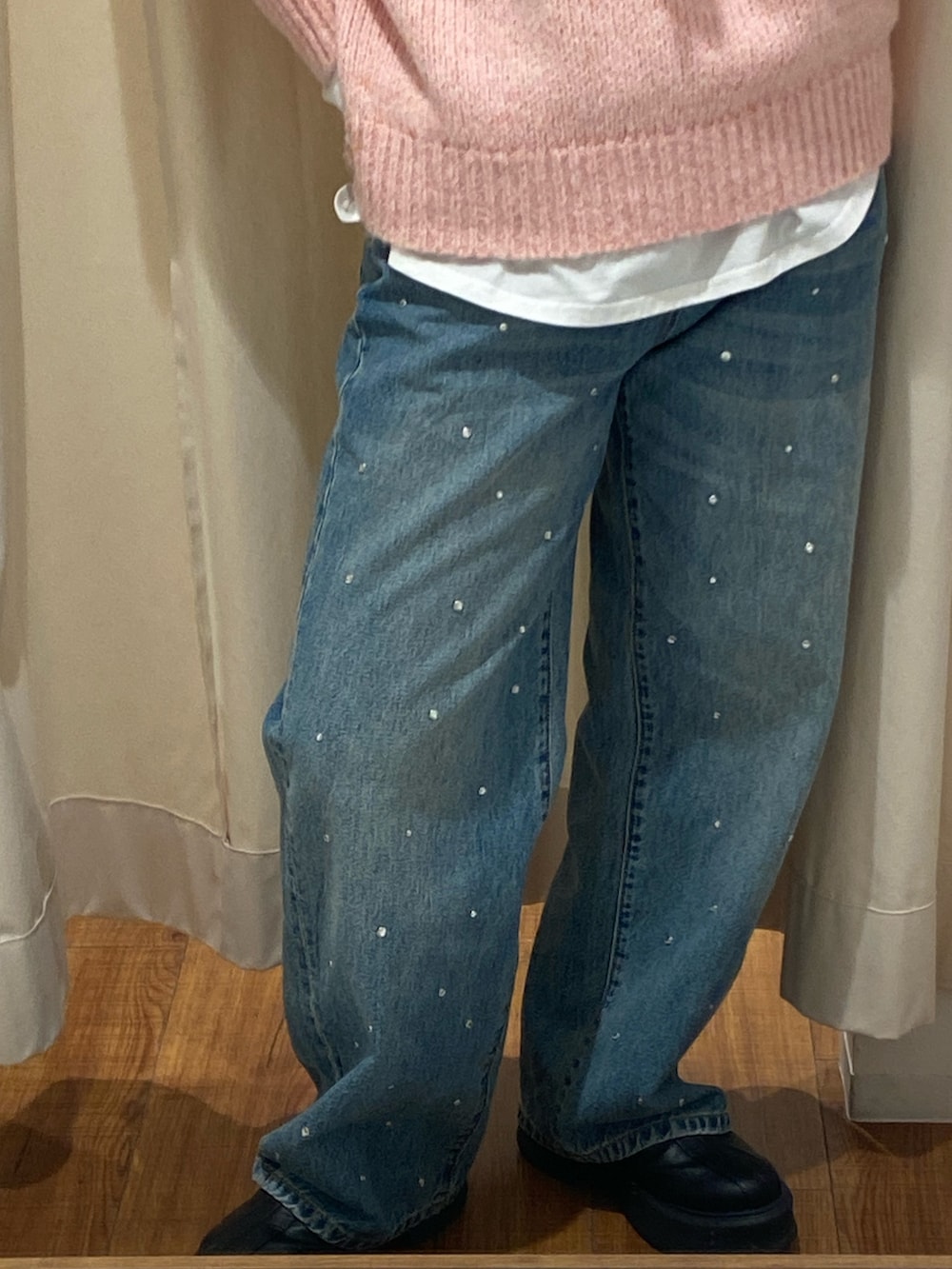 ピンク系のニット/セーター、ホワイト系のTシャツ/カットソー、ブルー系のデニムパンツを着用したレディースの秋コーディネートの6枚目の写真