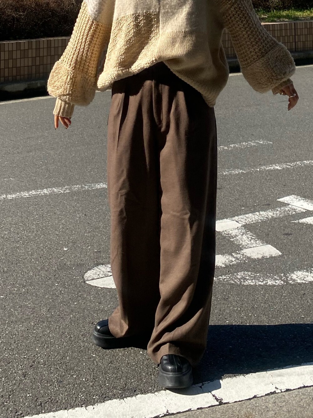 ホワイト系のニット/セーター、ブラウン系のその他パンツを着用したレディースの秋コーディネートの4枚目の写真