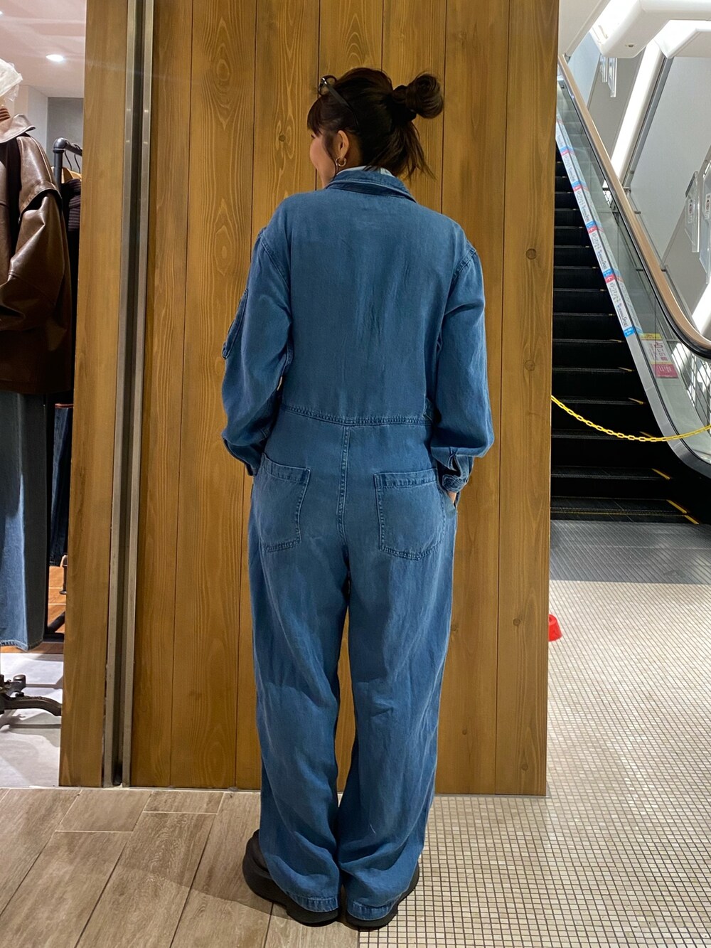 ブルー系のつなぎ/オールインワン、ブルー系のTシャツ/カットソーを着用したレディースの冬コーディネートの3枚目の写真