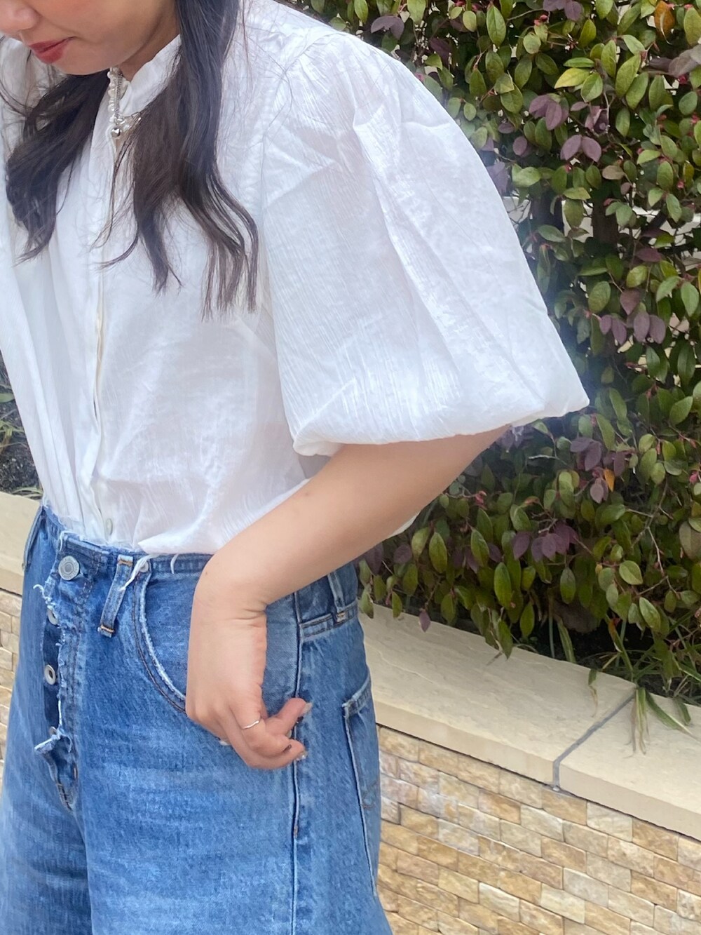 ホワイト系のシャツ/ブラウス、ブルー系のデニムパンツを着用したレディースの春コーディネートの6枚目の写真