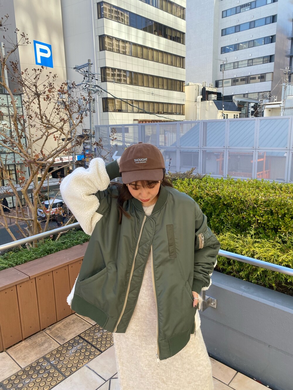 グリーン系のMA-1、ホワイト系のワンピースを着用したレディースの秋コーディネートの2枚目の写真