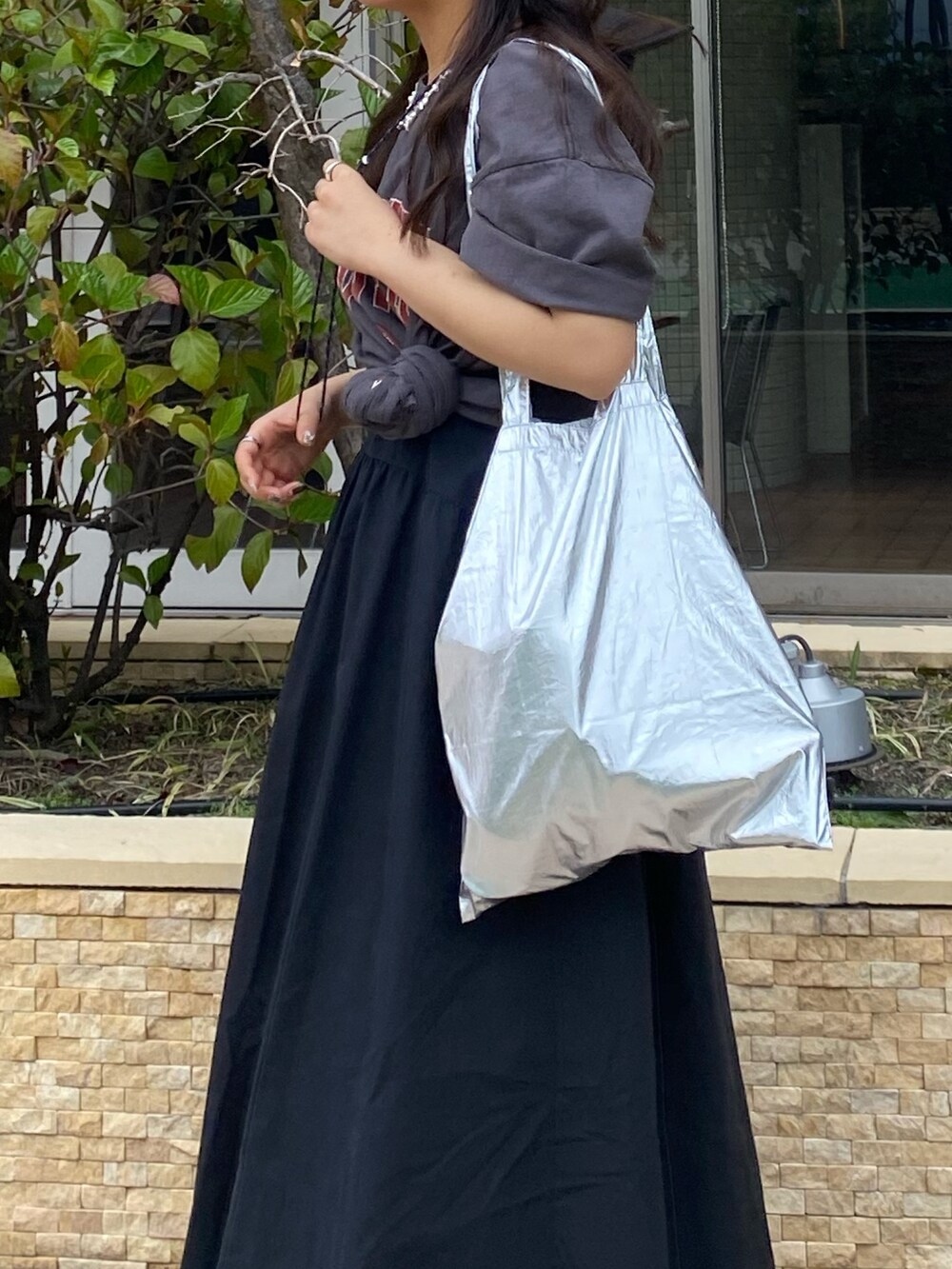 グレー系のTシャツ/カットソー、ブラック系のワンピースを着用したレディースの春コーディネートの4枚目の写真