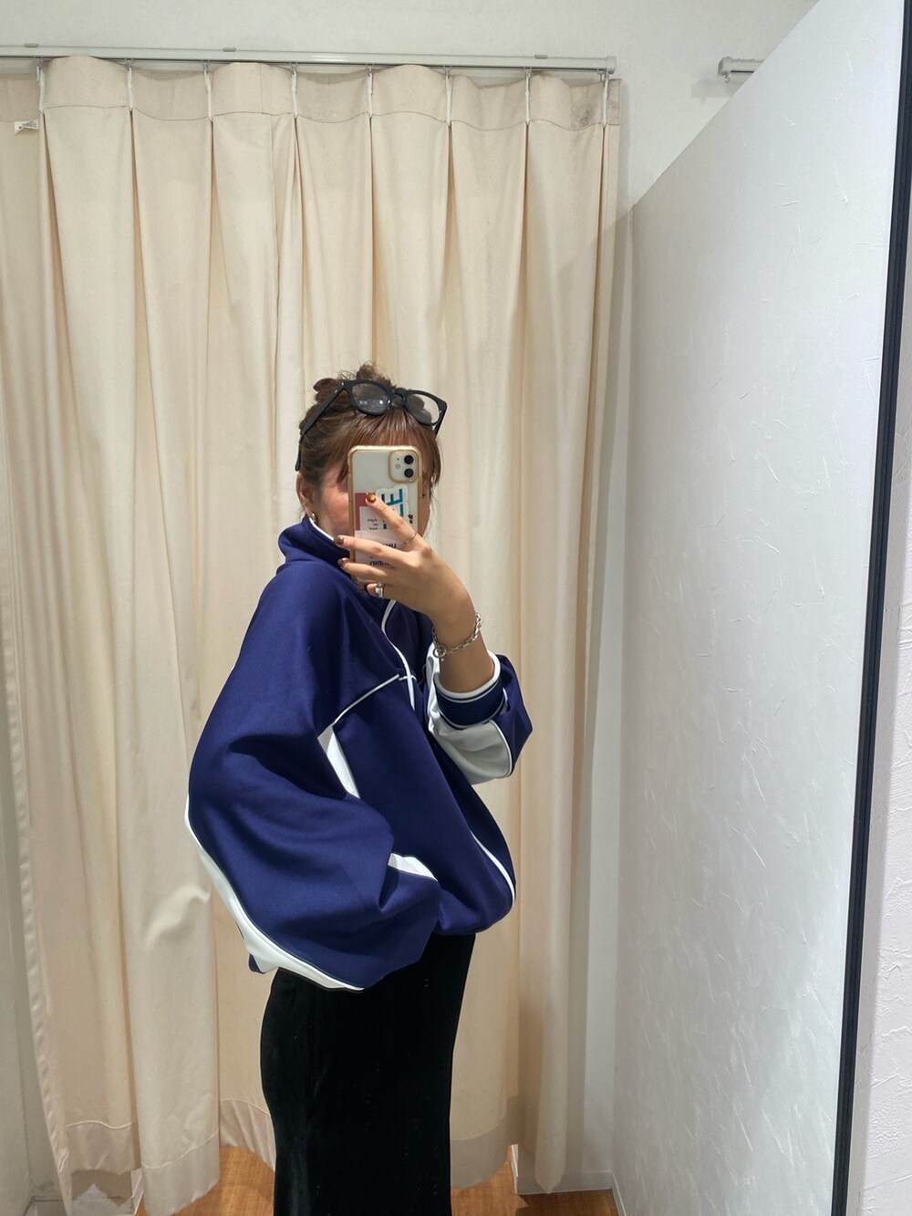 ブルー系のブルゾン、ブラック系のスカートを着用したレディースの秋コーディネートの2枚目の写真